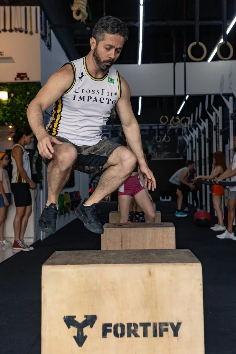 Atleta no ar sobre as caixas de salto do CrossFit Impacto